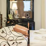 Cozy Spacious 5 Star In The Heart Of Historic Center Apartment *